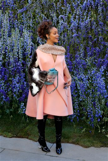 Illustration for article titled Rihanna Looks Pretty in Pink at Dior's Paris Show
